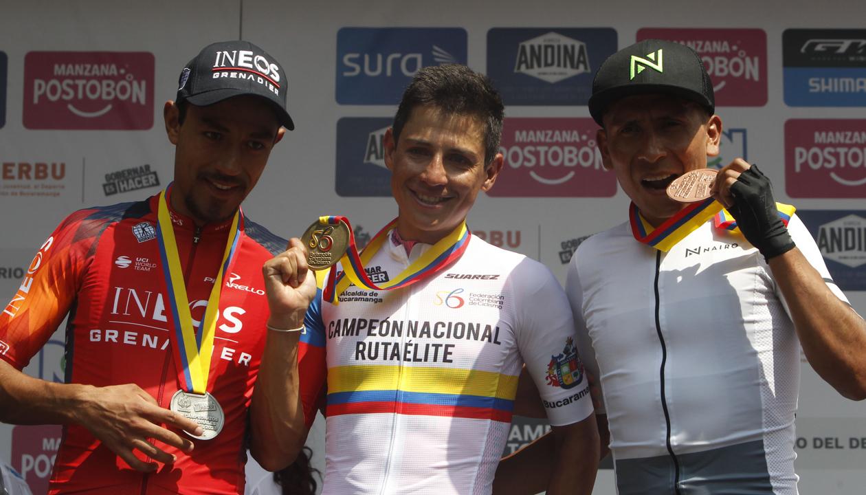 Esteban Chaves en medio de Daniel Martínez y Nairo Quintana.