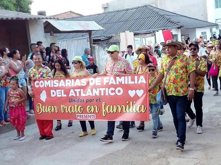Los comisarios de familia en un desfile de Carnaval promoviendo el buen trato.
