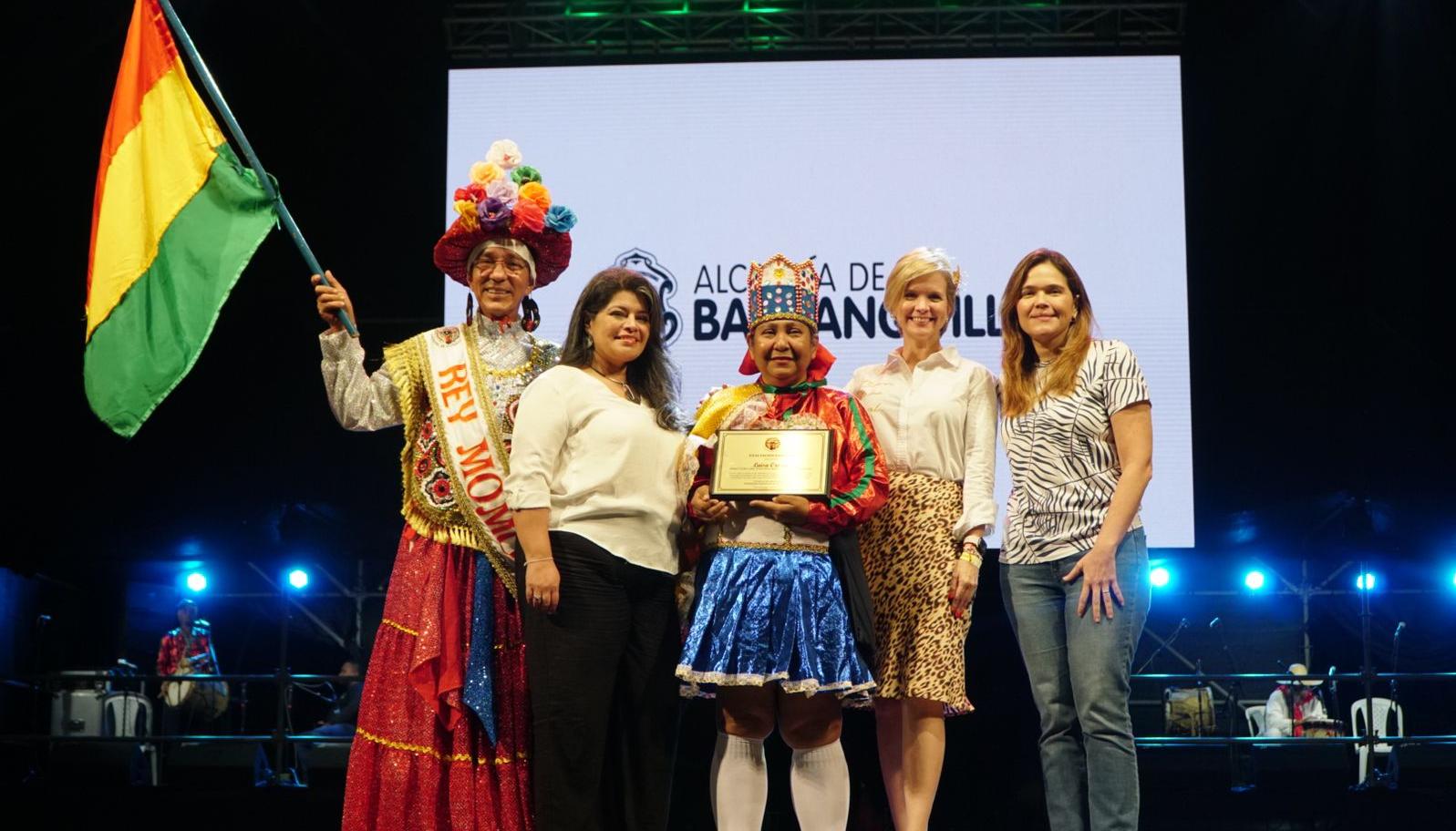 Edaida Orozco, recibió el Premio Vida y Obra a la Tradición a nombre de su mamá, Luisa Orozco, directora de la Danza Paloteo Bolivariano.