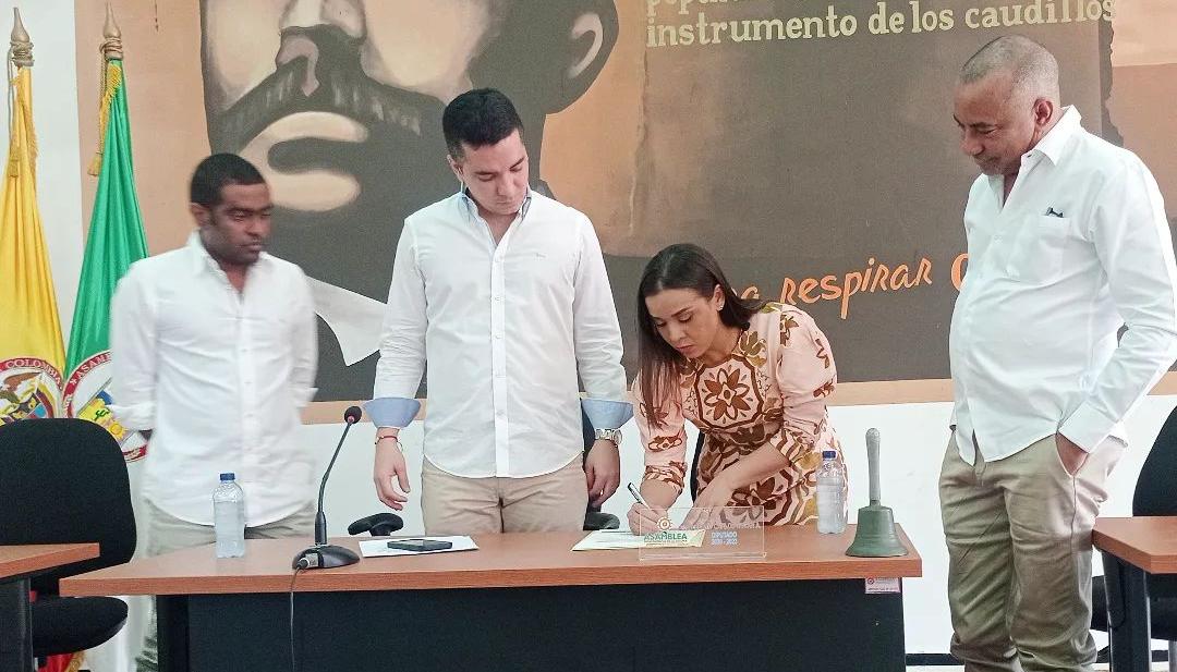 Diala Wilches firma como gobernadora (e) de La Guajira ante la mesa directiva de la Asamblea.
