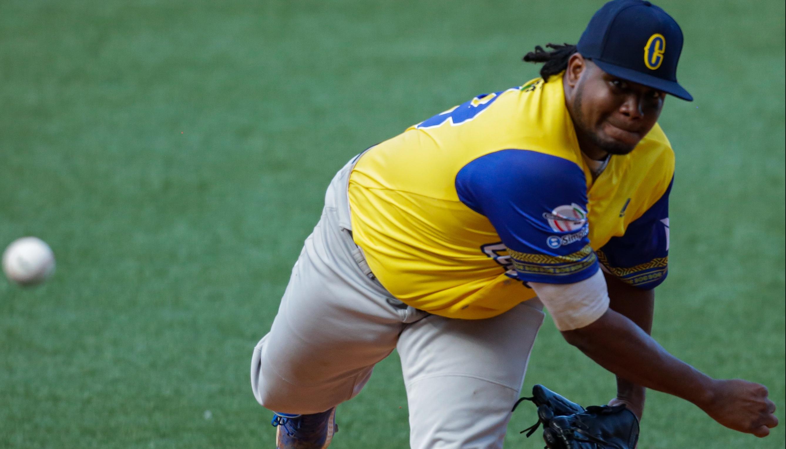 El dominicano Eduar López lanzó cinco innings y un tercio y fue el pitcher ganador.