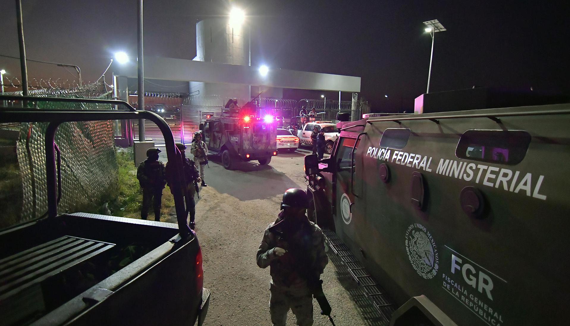 Un camión blindado, que hace parte de un convoy de seguridad, vigila el penal del Altiplano, donde se encuentra Ovidio Guzmán, hijo del 'Chapo', en Toluca, Estado de México.