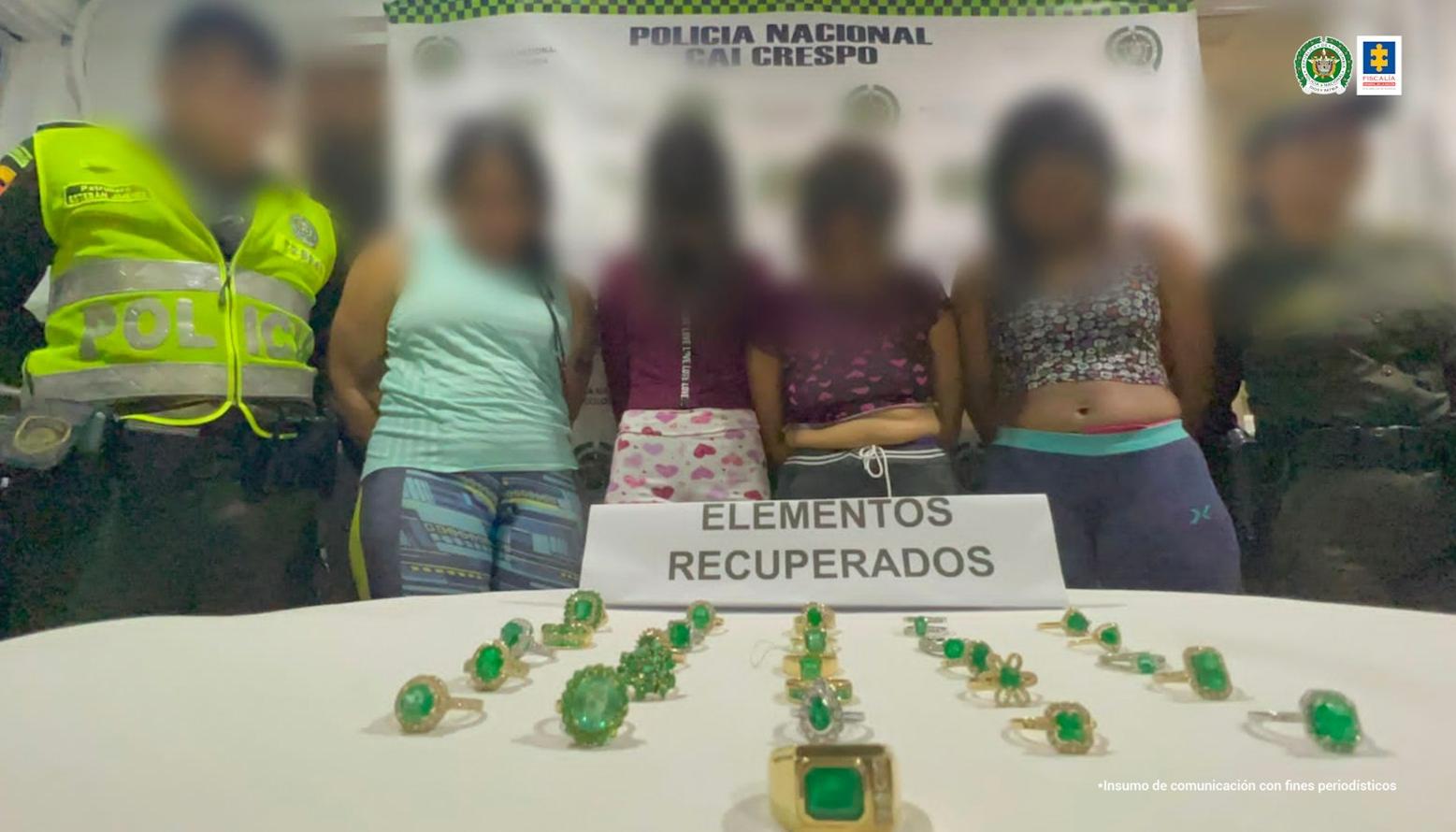 Las cuatro capturadas con algunas de las joyas en oro y esmeraldas que tenían en su poder.