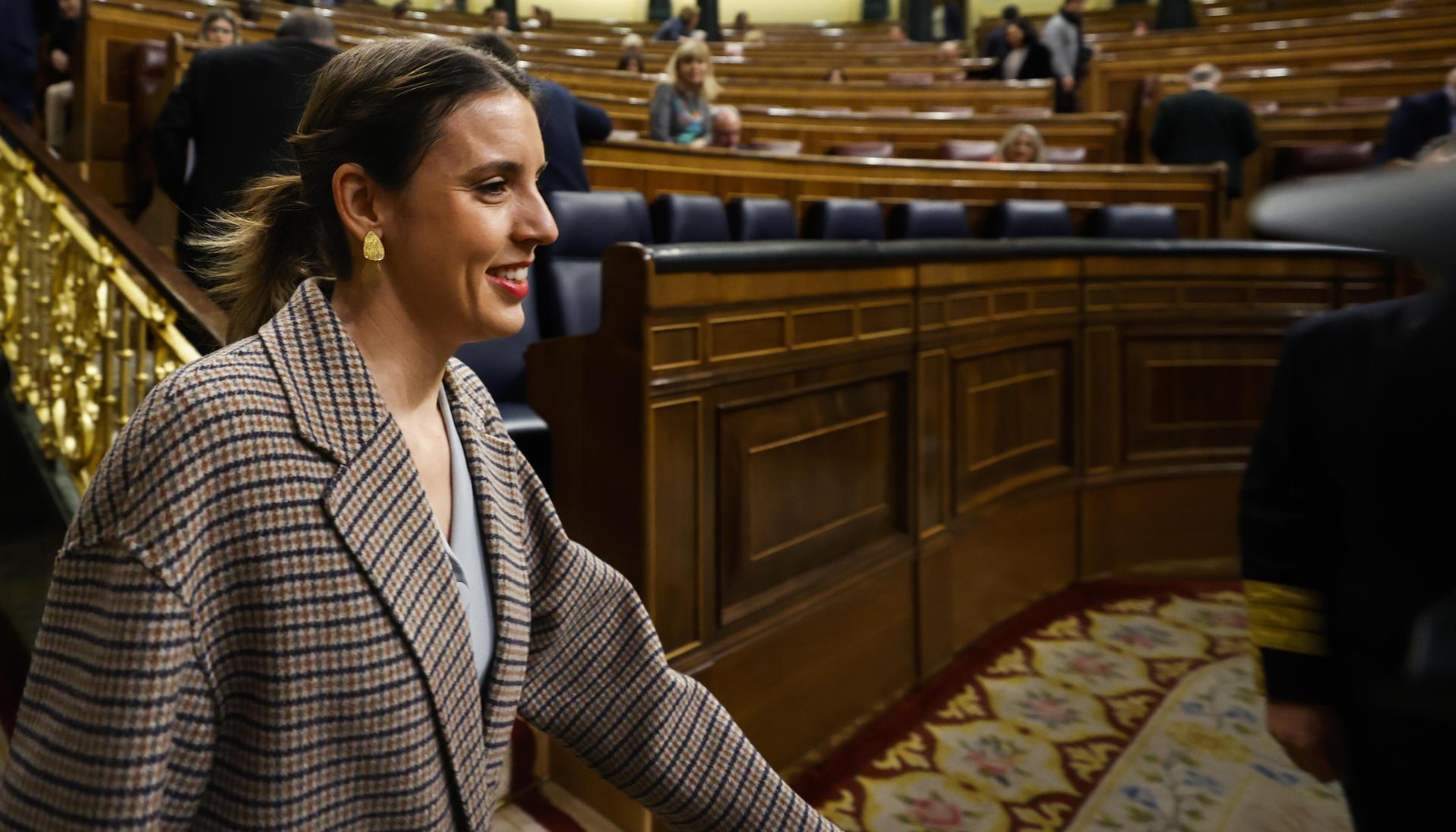 La ministra española de Igualdad, Irene Montero, a su llegada este jueves al pleno del Congreso de los Diputados, en Madrid