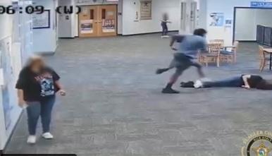 La maestra yace inconsciente el suelo, pero el estudiante la sigue pateando.