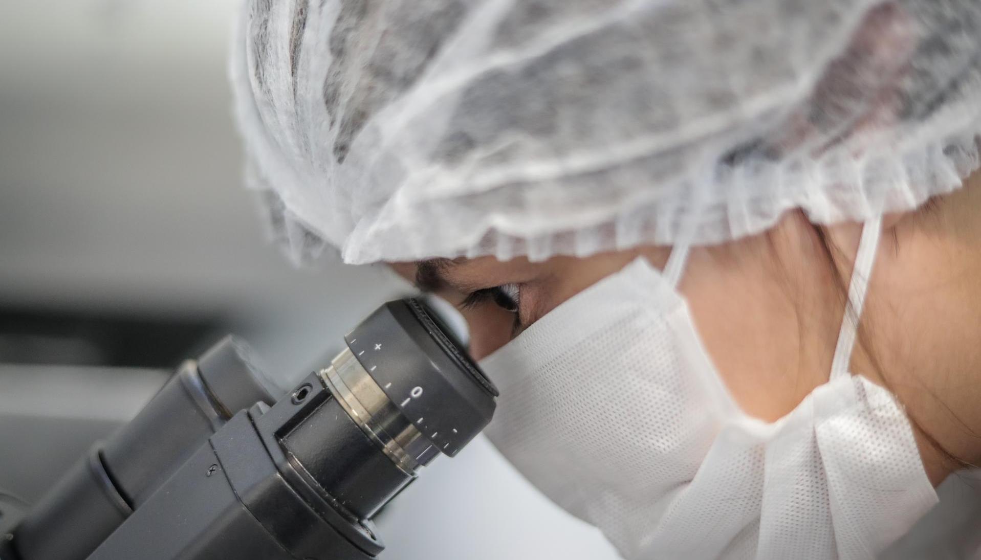 En la imagen de archivo, un investigador utiliza el microscopio para observación. 