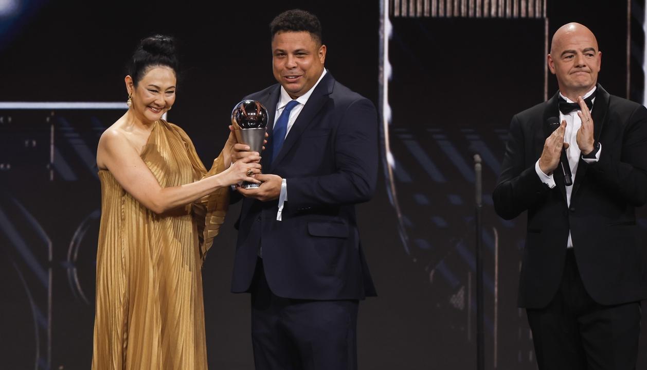 Ronaldo Nazario entregó un trofeo a Marcia Ayoki, viuda de Pelé.