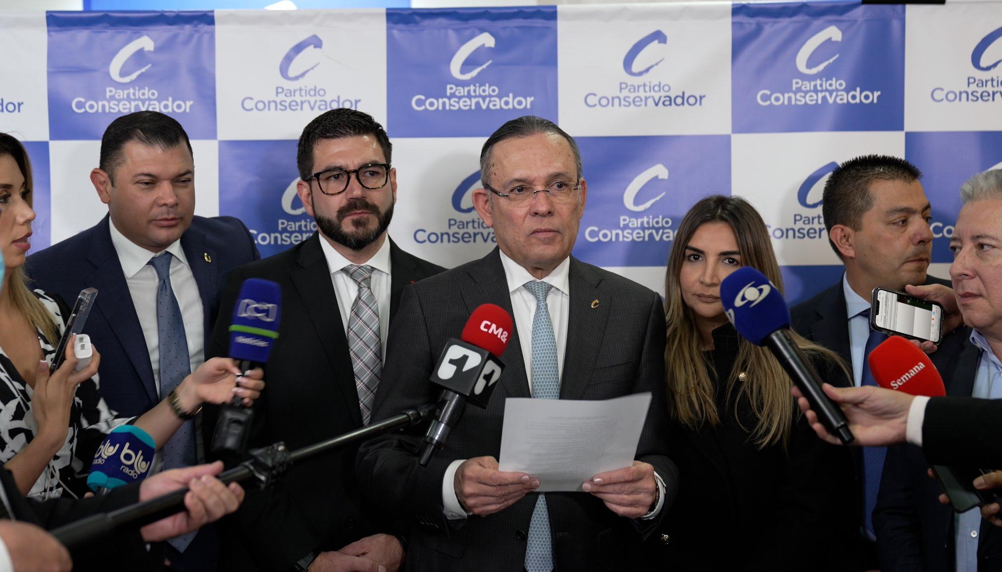 Efraín Cepeda, presidente del Partido Conservador, lee el comunicado de prensa.