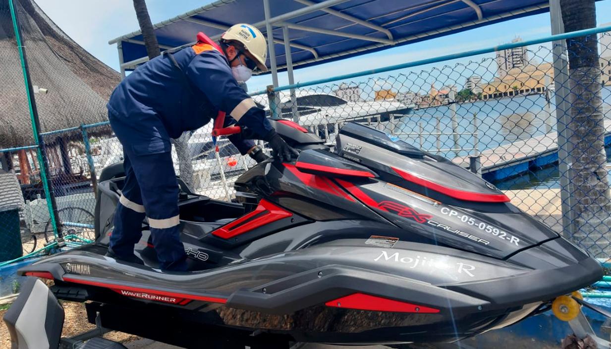 Personal de la Dimar revisa una moto acuática en una imagen de archivo.