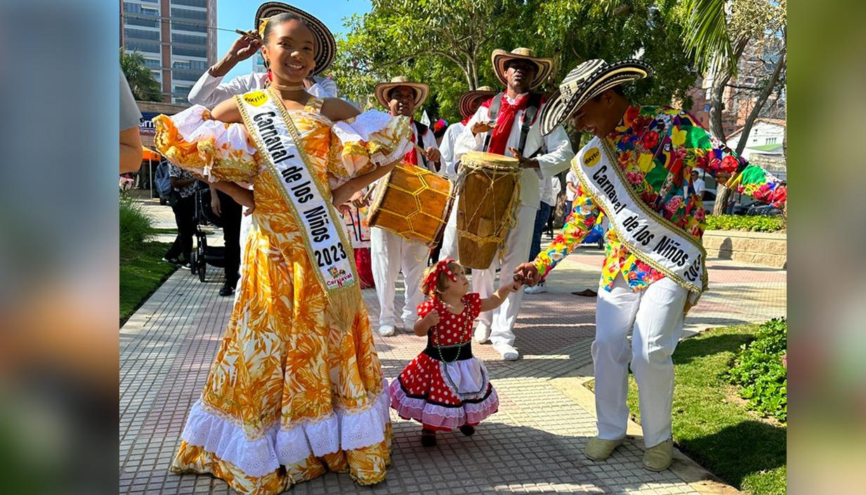 Los Reyes del Carnaval de los Niños 2023, Tahiana Rentería y Diego Chelia, en el desfile del Colegio Baby Gym.
