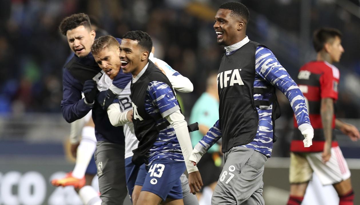 El colombiano Gustavo Cuéllar festeja con sus compañeros del Al Hilal el paso a la final del Mundial de Clubes.