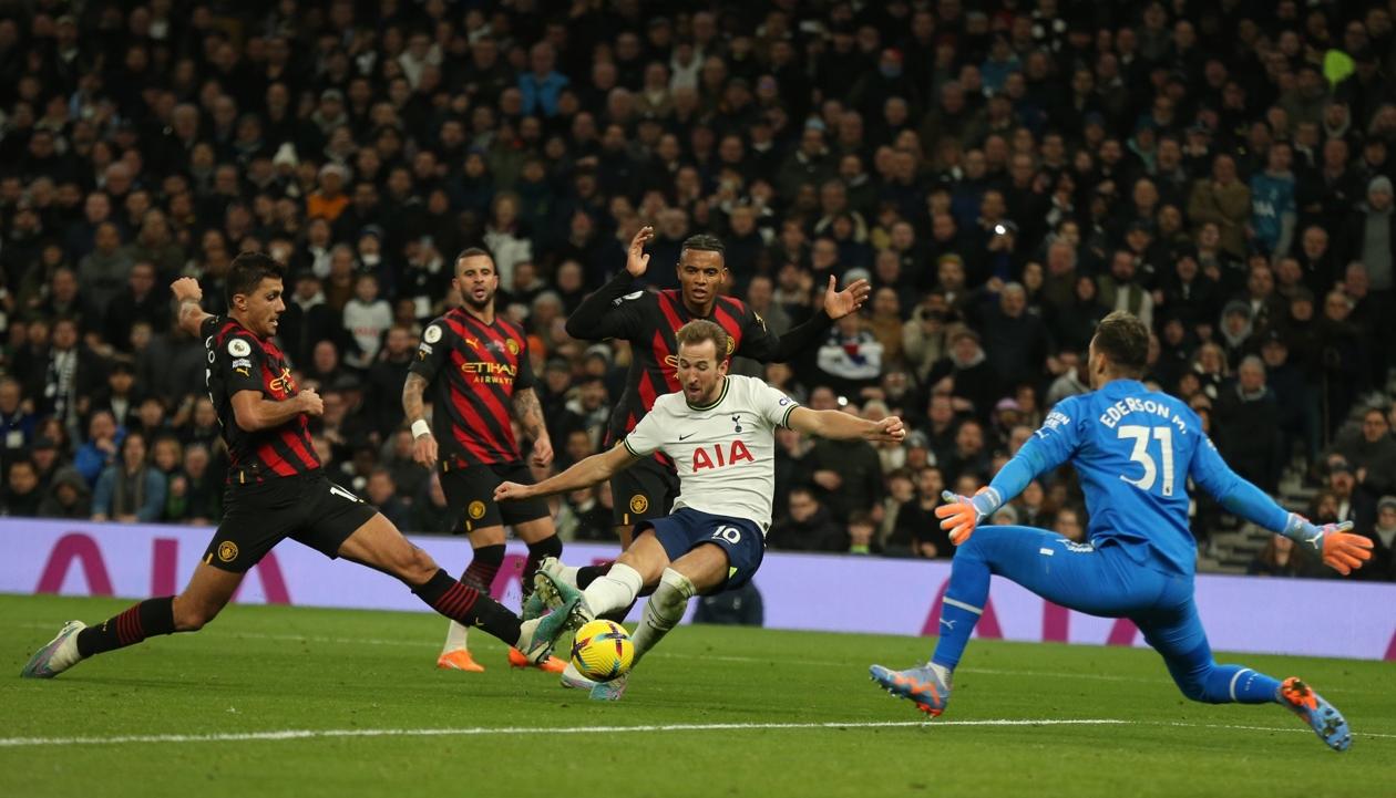 Harry Kane marca el gol que le dio la victoria al Tottenham sobre el City.