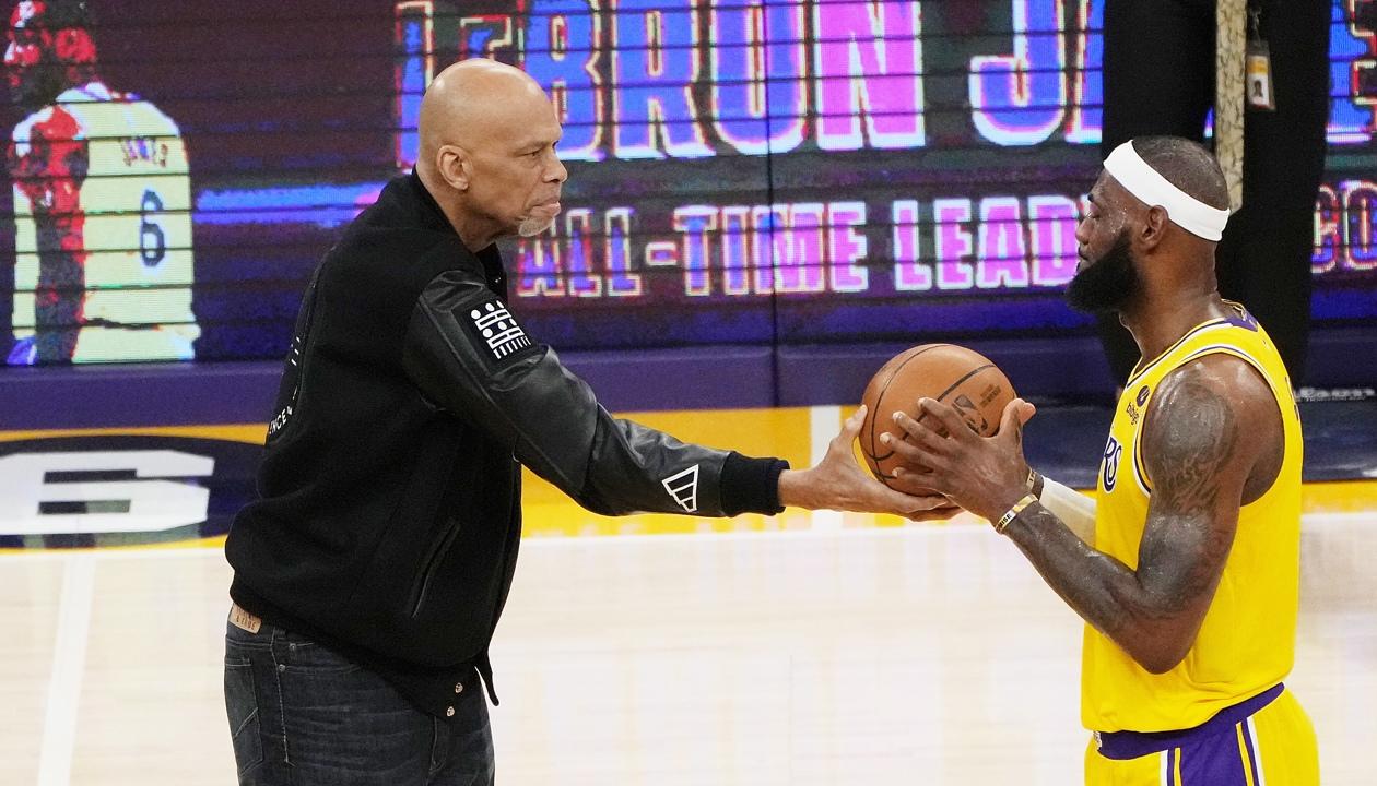 El emotivo encuentro entre Kareem Abdul-Jabbar y LeBron James. 