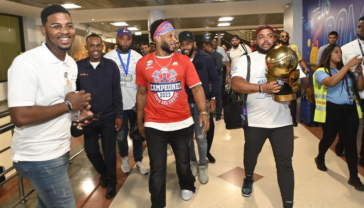 Jugadores de Tigres del Licey a su llegada a República Dominicana.