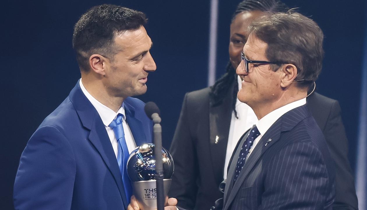 Lionel Scaloni recibió el trofeo de manos de Fabio Capello. 