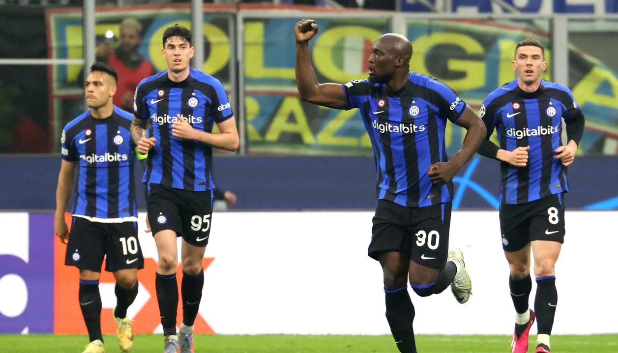 Romelu Lukaku festeja el gol con el que le dio la victoria al Inter de Milán.
