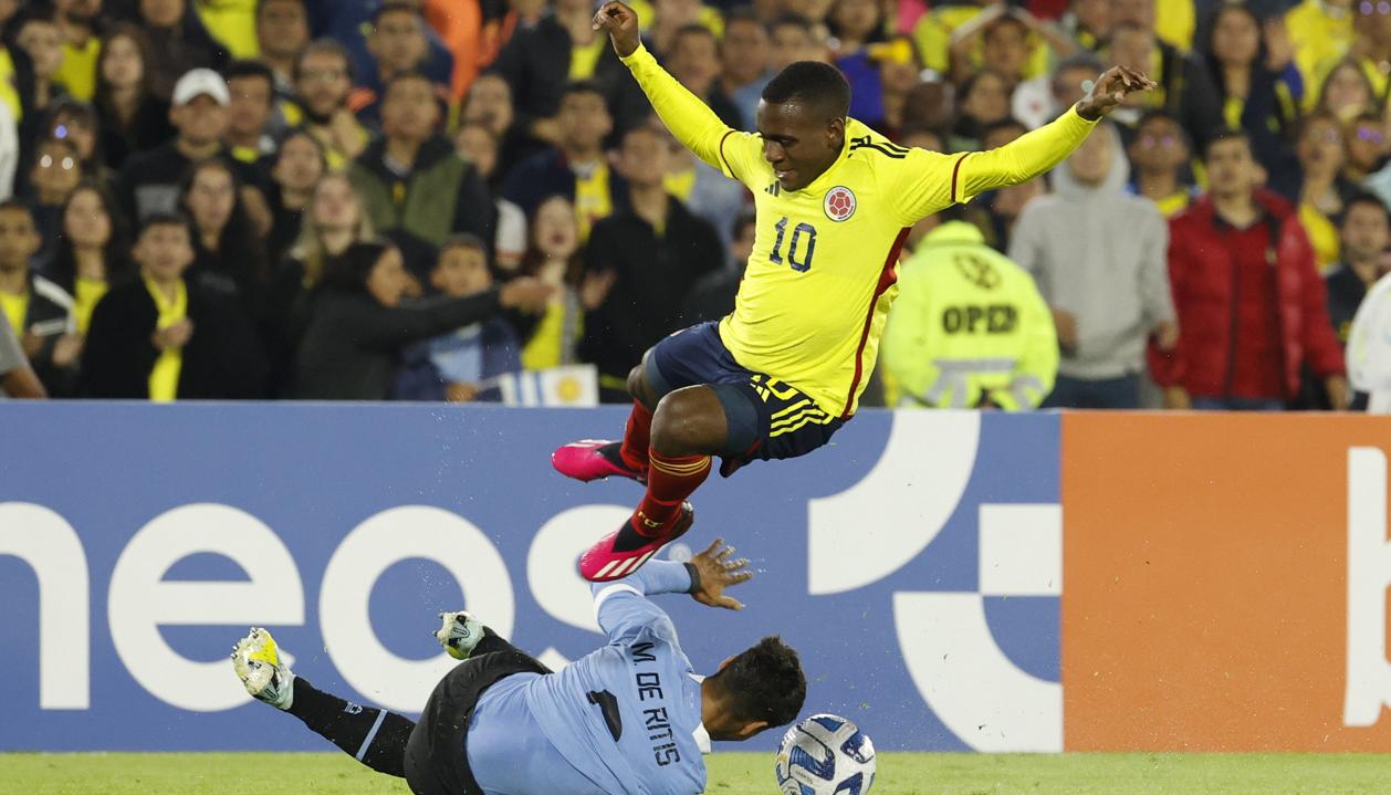 Alexis Castillo Manyoma, de Colombia, durante el partido contra Uruguay.