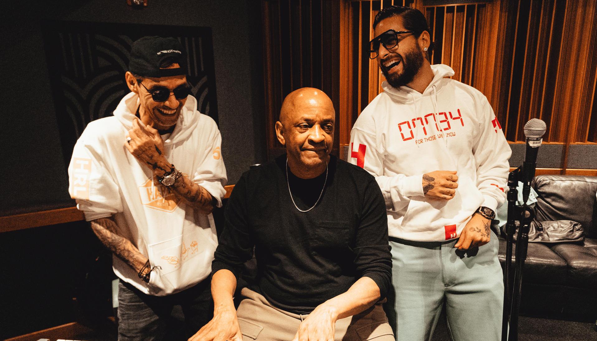 Maluma y a Mark Anthony trabajan en los estudios The Hit Factory de Miami. Los acompaña el productor Sergio George.