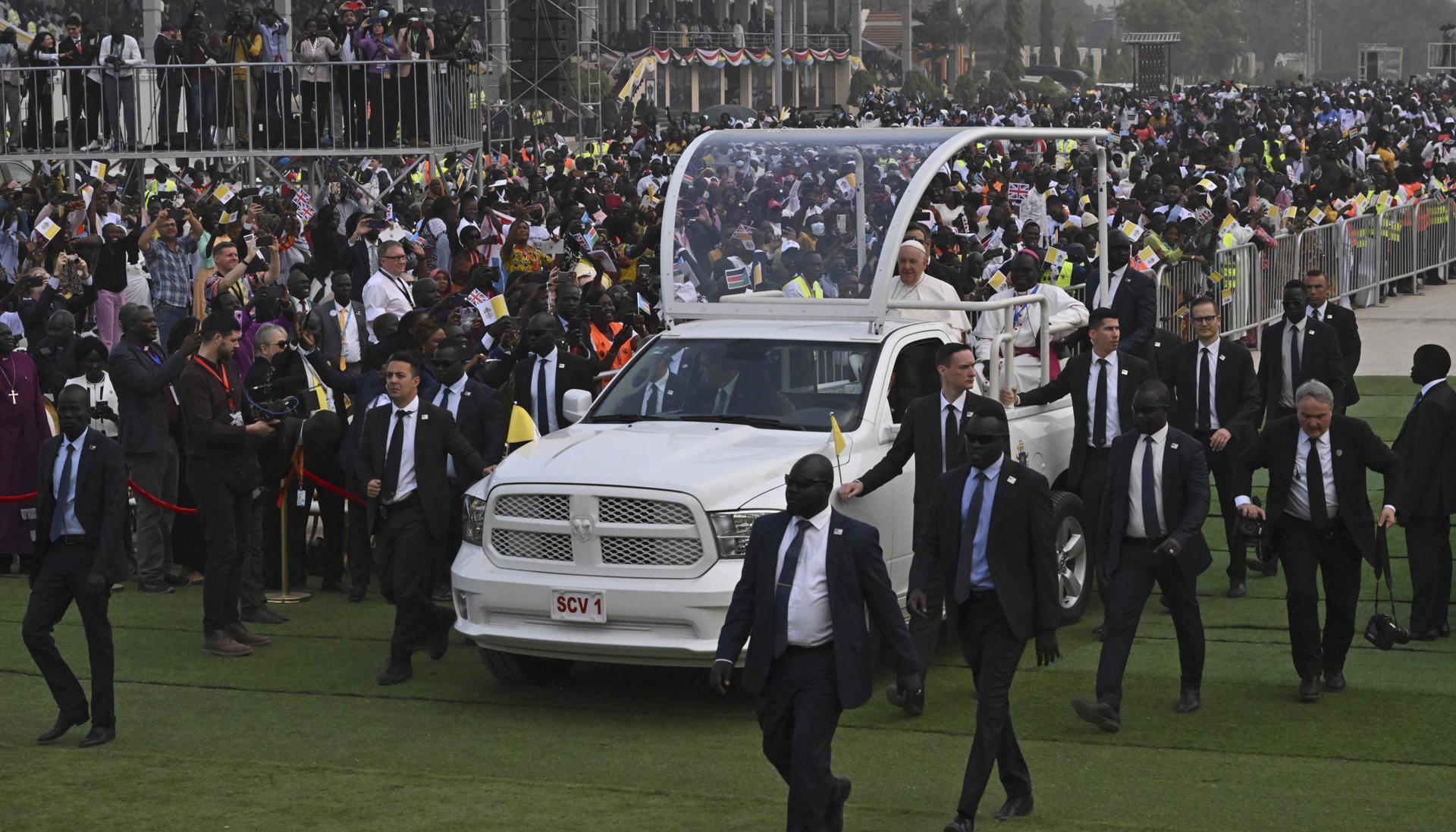 El Papa Francisco en vitoreado por una multitud cuando a presidir una misa en el mausoleo de John Garang en Juba, Sudán del Sur.