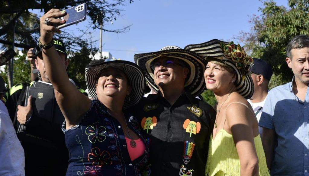 Una espectadora se toma una selfi con el presidente Petro y la primera dama Verónica Alcocer en el Carnaval del Suroccidente