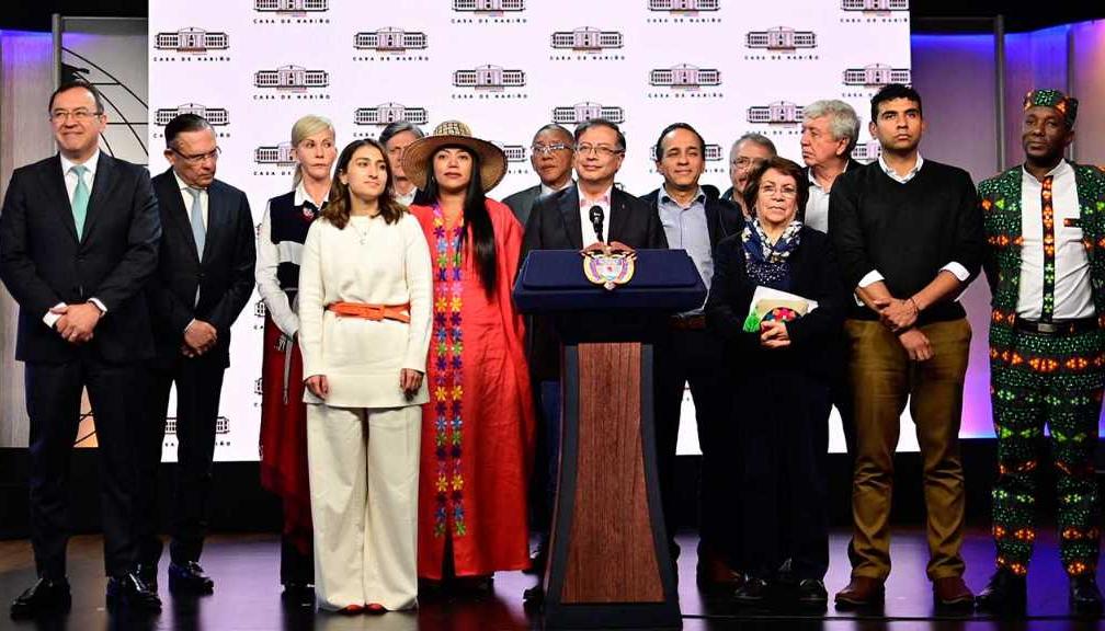El presidente Petro con los presidentes de los diferentes partidos de la coalición