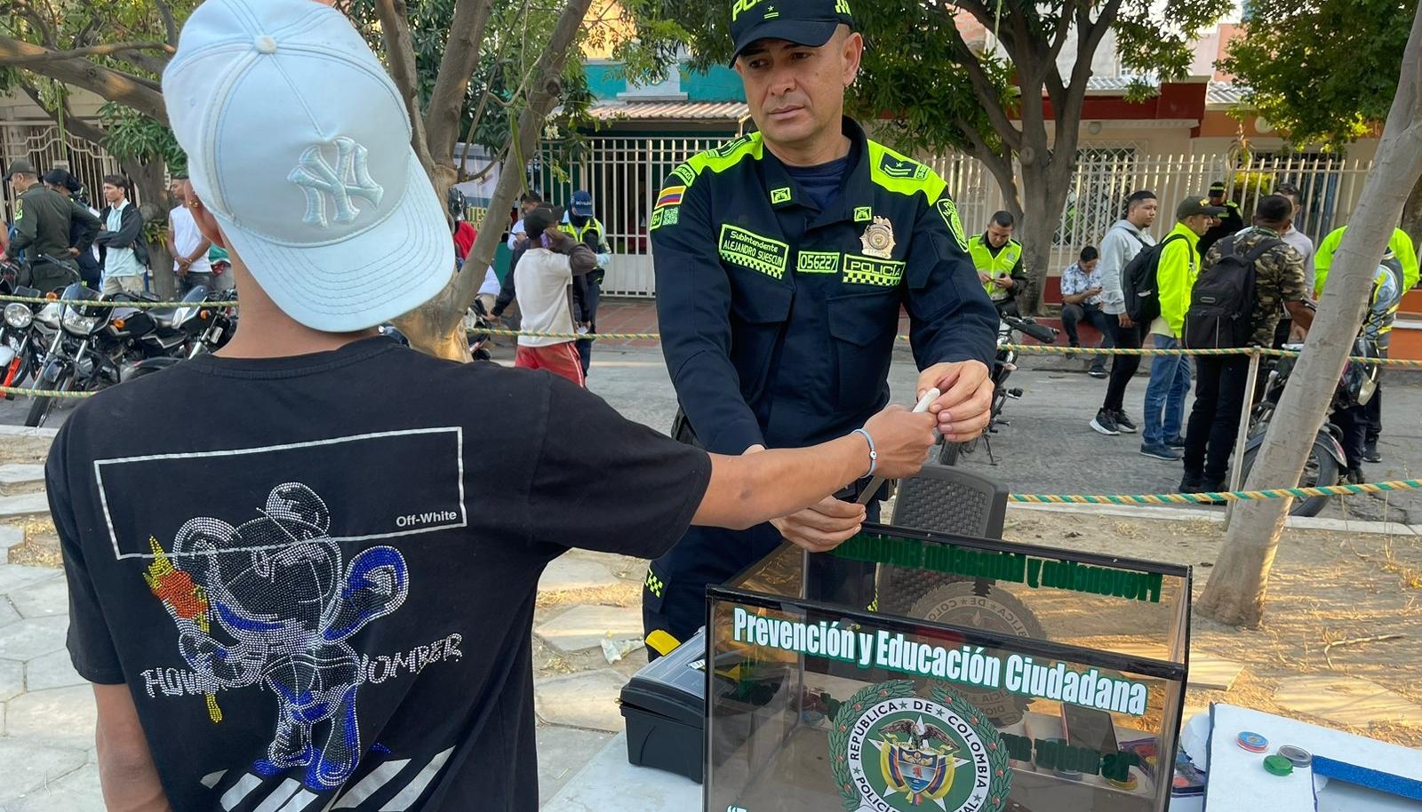   Toma masiva en el barrio Ciudadela 29 de Julio de Santa Marta para registro, control y solicitud de antecedentes. 