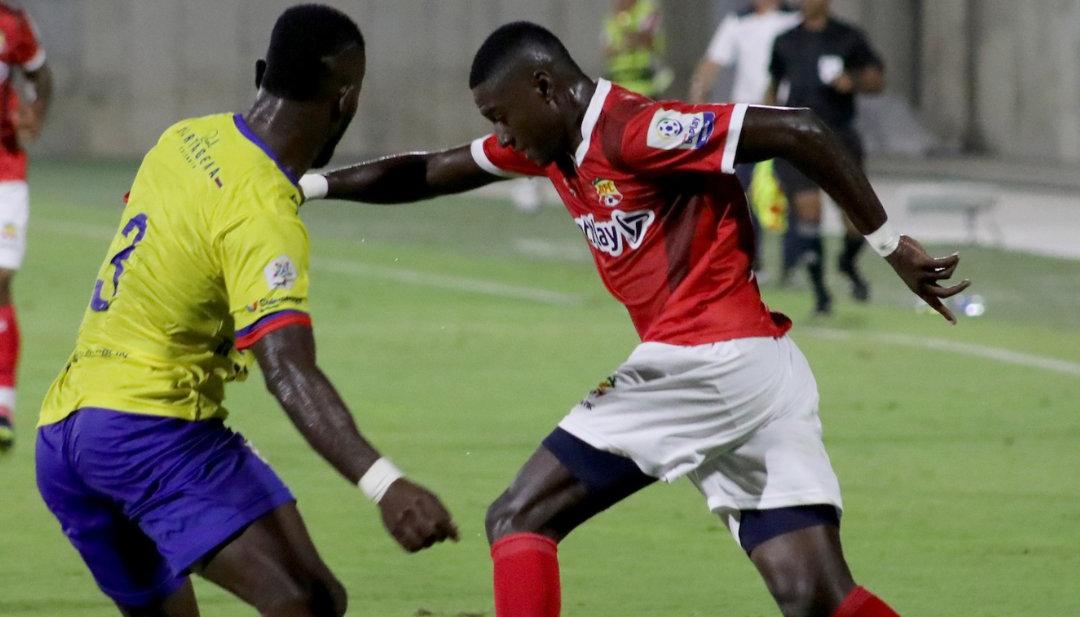 Marlon Carabalí encara a Darwin Palomeque, del Real Cartagena. 