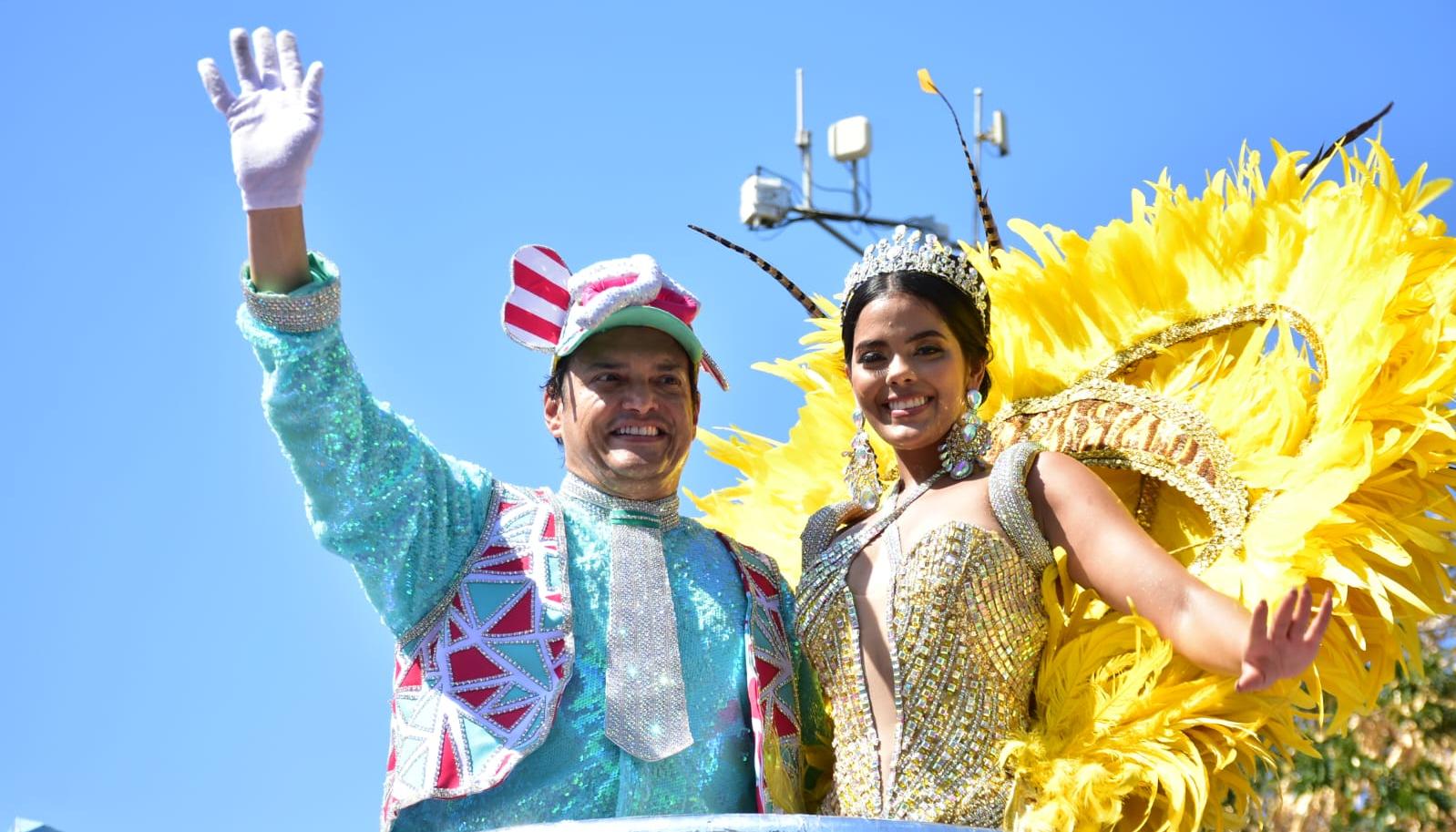Los reyes de la 44, Tito Crissien y Daniella Falcón compartieron carroza en el desfile.