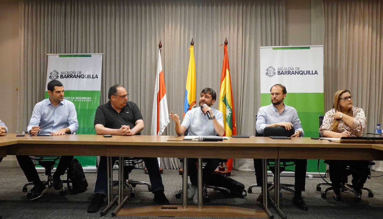 El alcalde Jaime Pumarejo en la reunión con los miembros del Comité Intergremial del Atlántico.