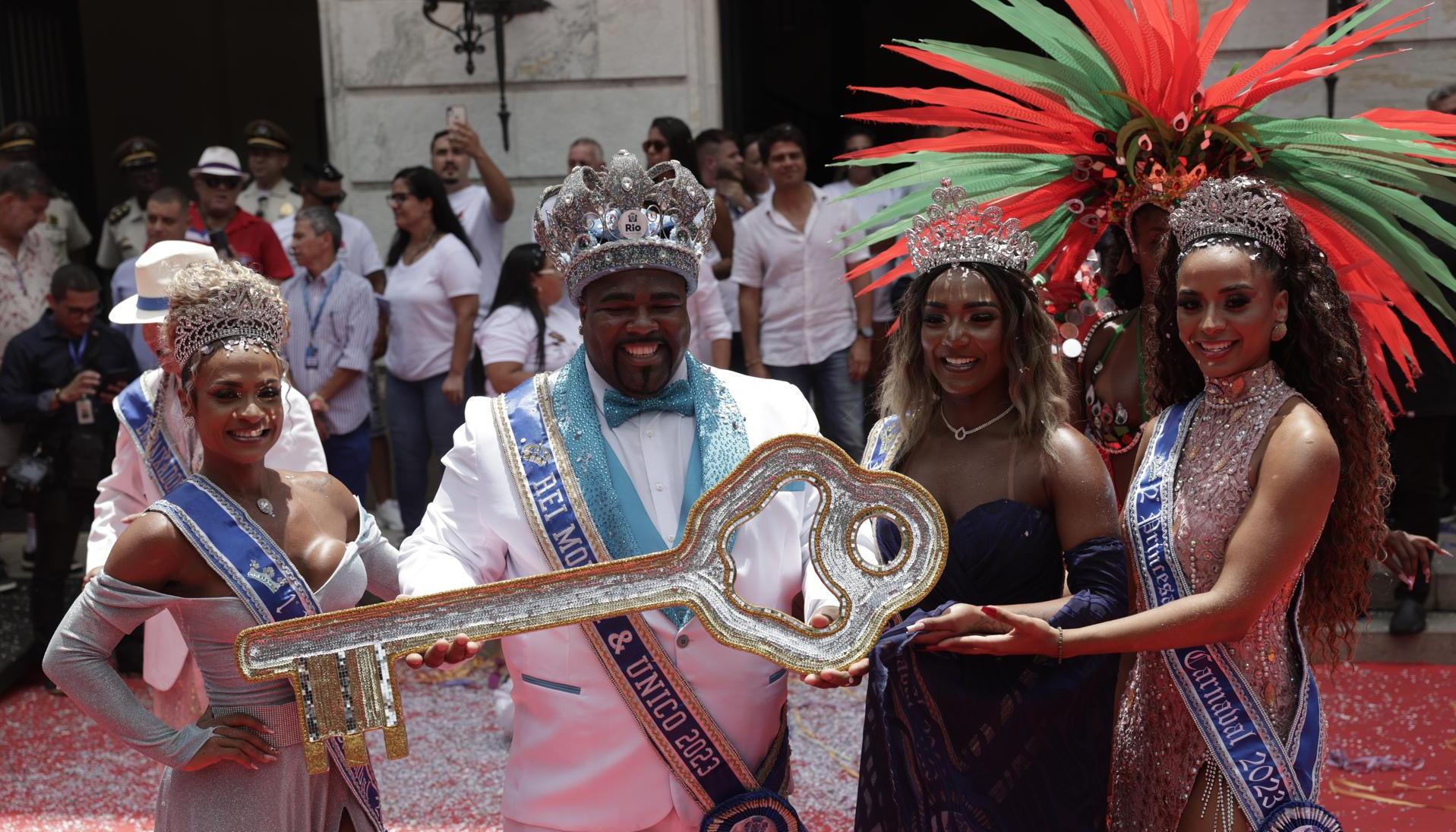 El Rey Momo 2023, Djeferson Mendes da Silva, tras recibir las llaves de la ciudad de Río de Janeiro