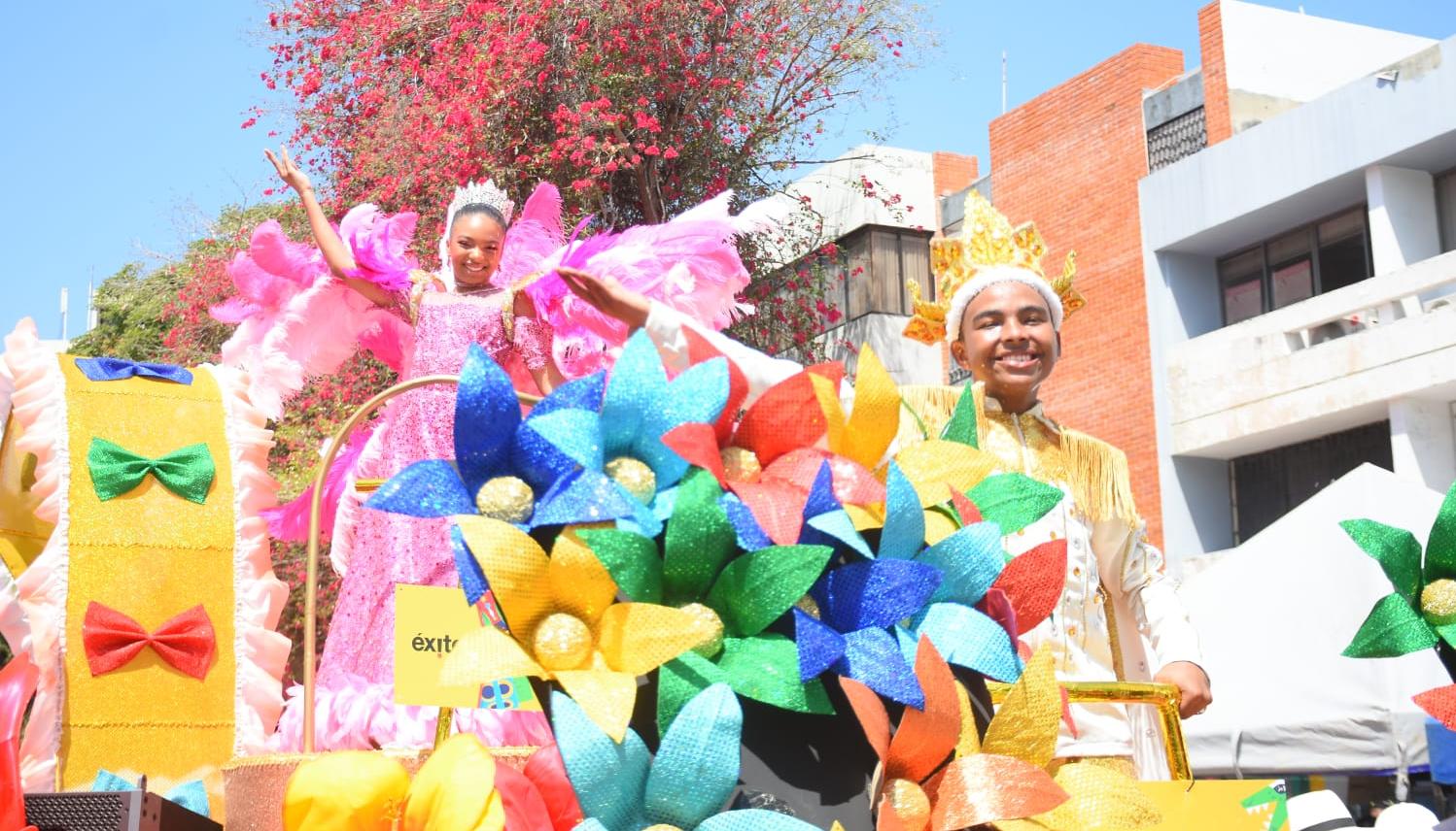 Tahiana Rentería y Diego Chelia compartieron carroza durante el multitudinario desfile.