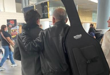 La foto que publicó Roy Barreras, presidente del Congreso, despidiendo a su hijo.