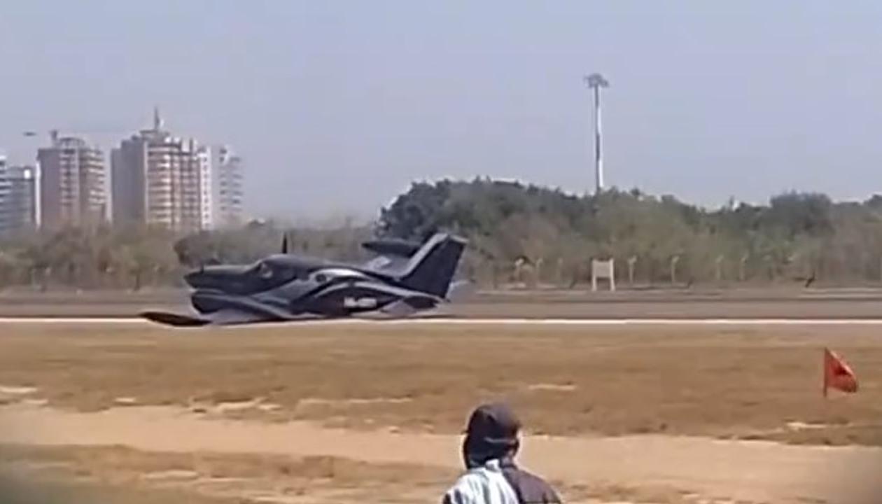La avioneta que cayó sobre una de las pistas del aeropuerto de Cartagena.