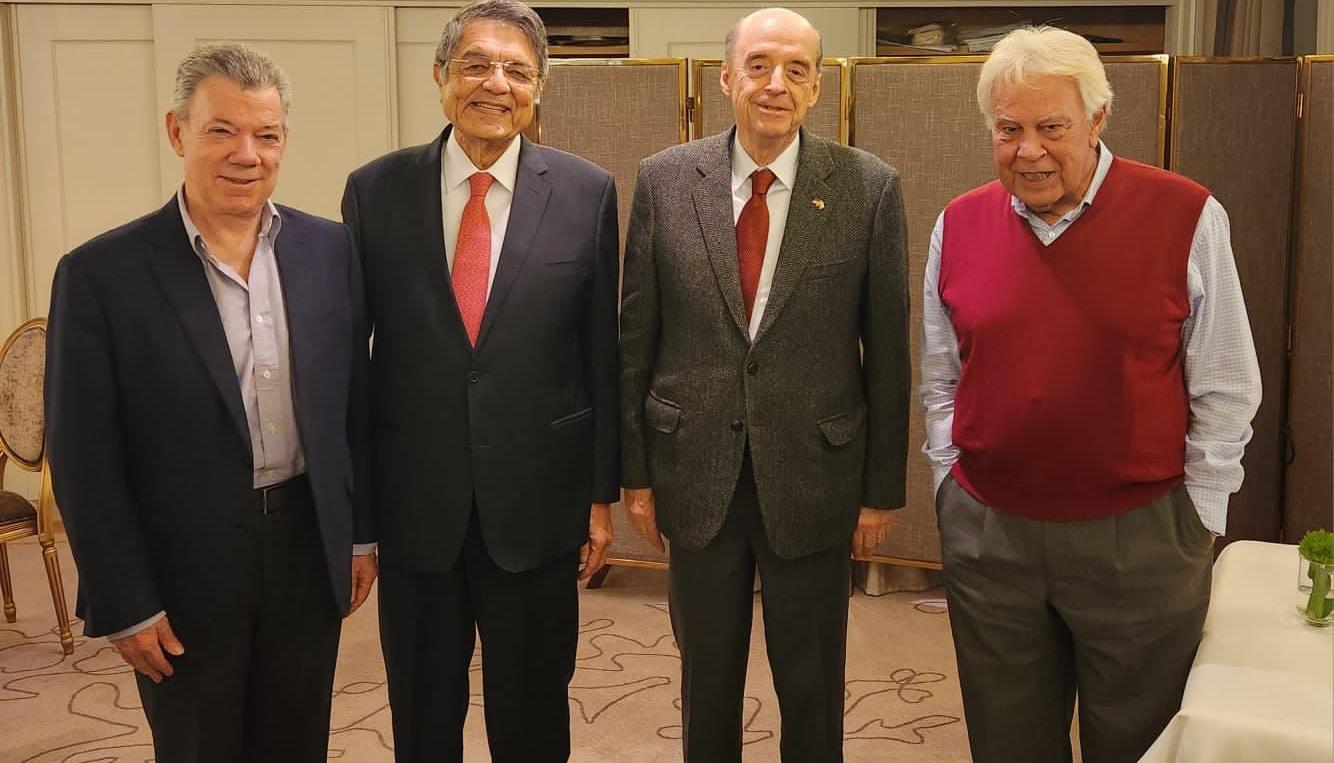 Sergio Ramírez y el canciller Álvaro Leyva entre el expresidente Santos y el exjefe de gobierno de España Felipe González