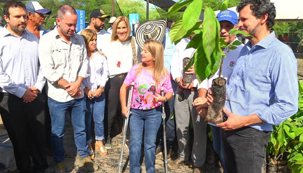 La gobernadora Elsa Noguera en el inicio del proyecto para sembrar cacao en Suan y Santa Lucía, sur del Atlántico.