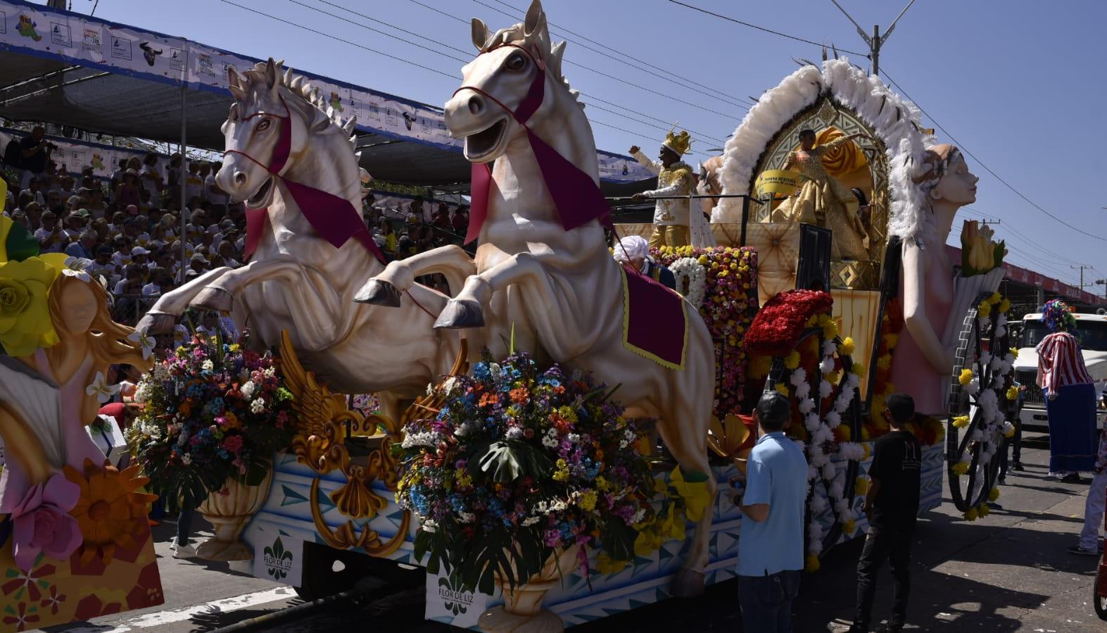 “Carruaje real", la carroza de Tahiana Rentería y Diego Chelia, una de las más vistosas por la decoración con flores y caballos.