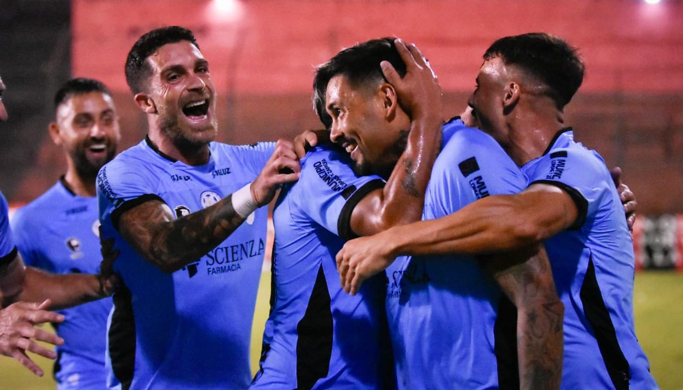 Luis López es felicitado por sus compañeros tras marcar ante Defensores de Belgrano.