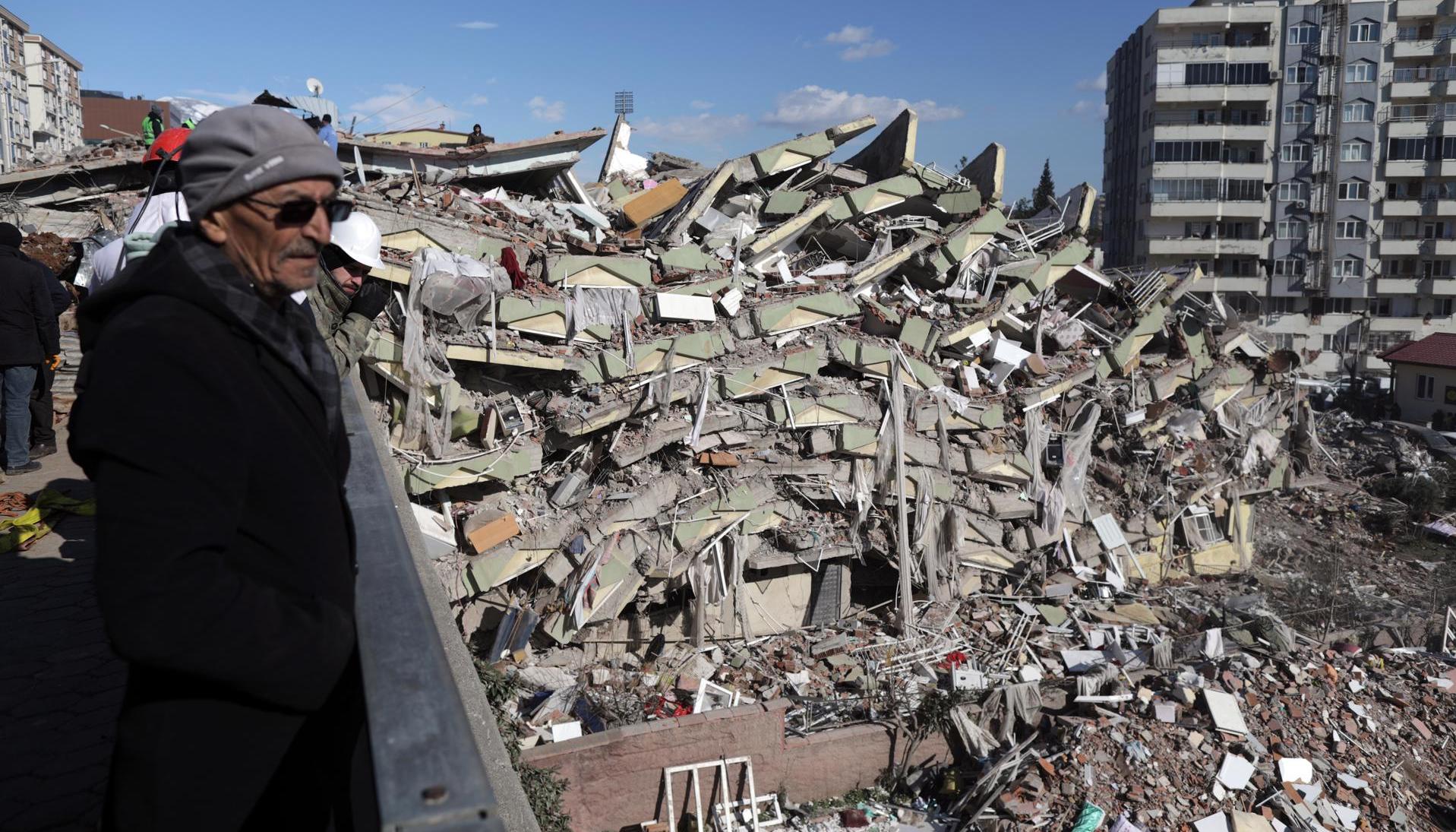 Una persona observa varios edificios colapsados, tras el fuerte terremoto de hace dos días, en Kahramanmara