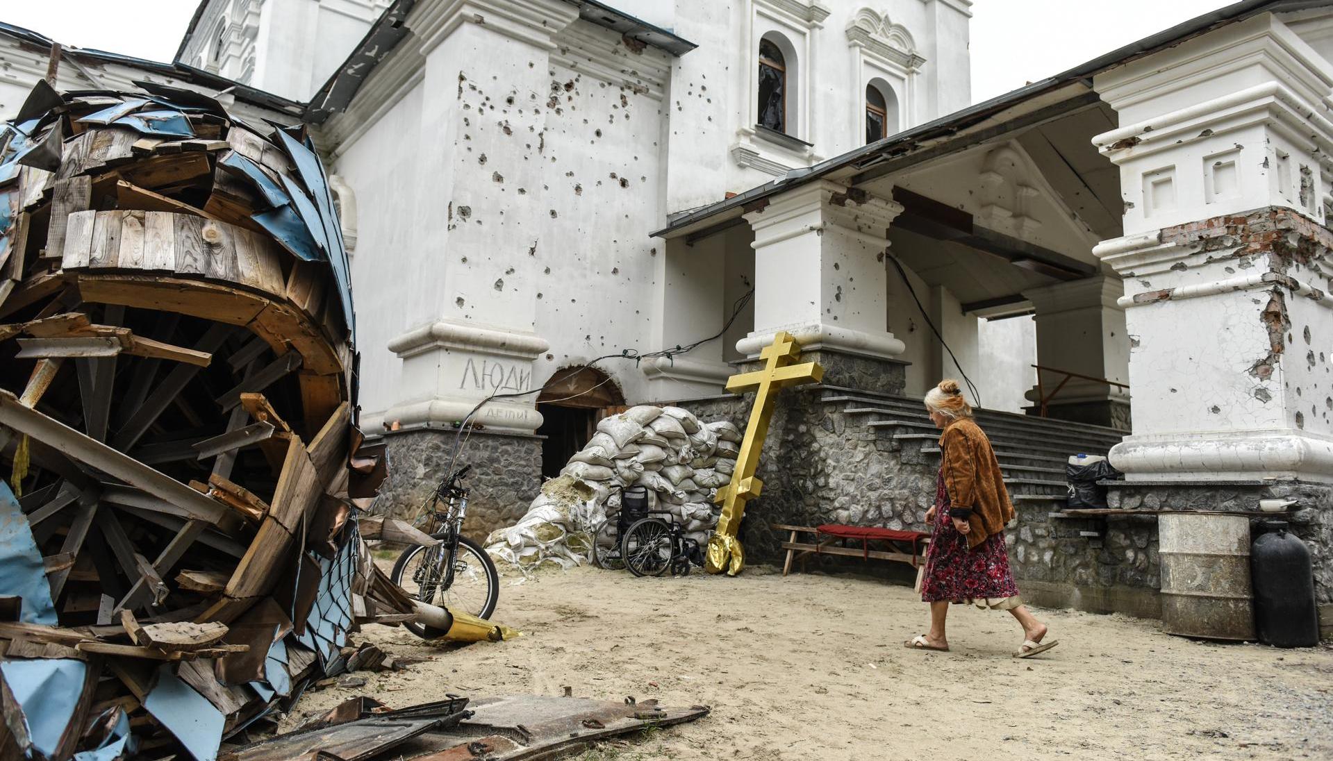 Una mujer ucraniana camina entre los destrozos producidos por la ofensiva rusa en una localidad de la región de Donetsk.