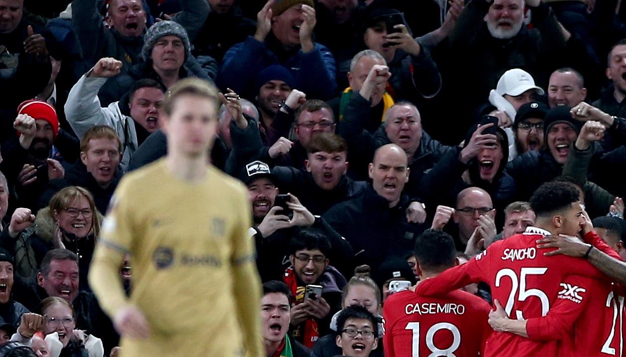Los jugadores del Manchester United celebran el segundo gol marcado por el brasileño Antony.