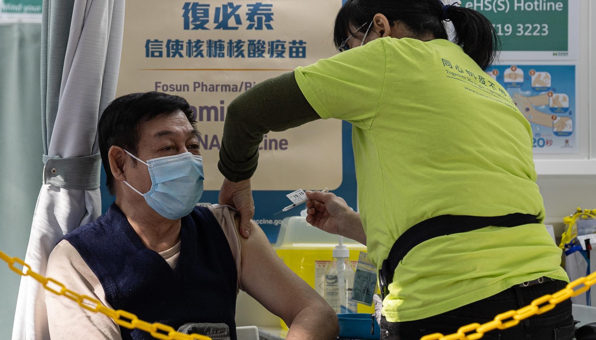 En la imagen de archivo, un hombre recibe la vacuna BioNTech en Hong Kong, China