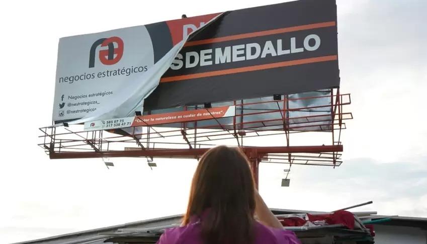 Desmonte de la valla de la polémica.