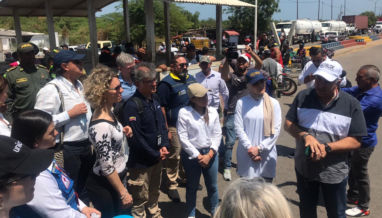 Los embajadores de siete países junto a delegados de Cancillería, ICBF y Migración en Paraguachón, zona fronteriza con Venezuela.