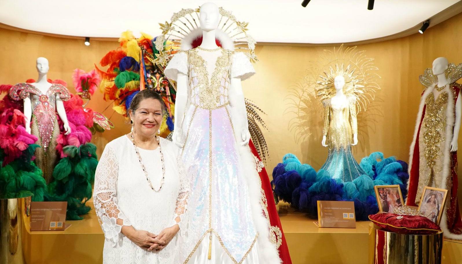 La Reina del Carnaval de Barranquilla 1983, Luz María Rincón, posa junto a su vestido de coronación.