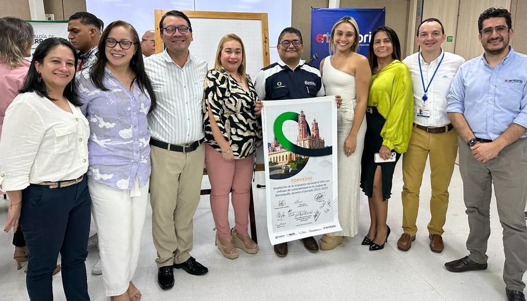 Representantes de la Alcaldía y EnTerritorio tras la firma del convenio.