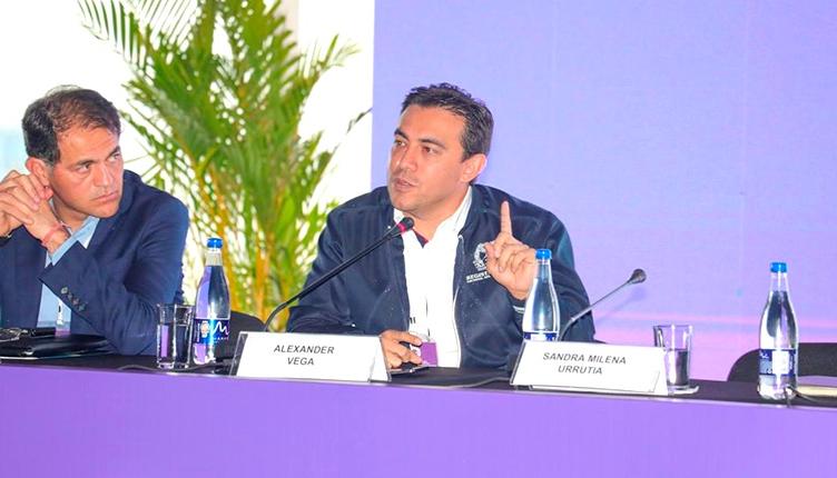 El Registrador Alexander Vega explicando los detalles.