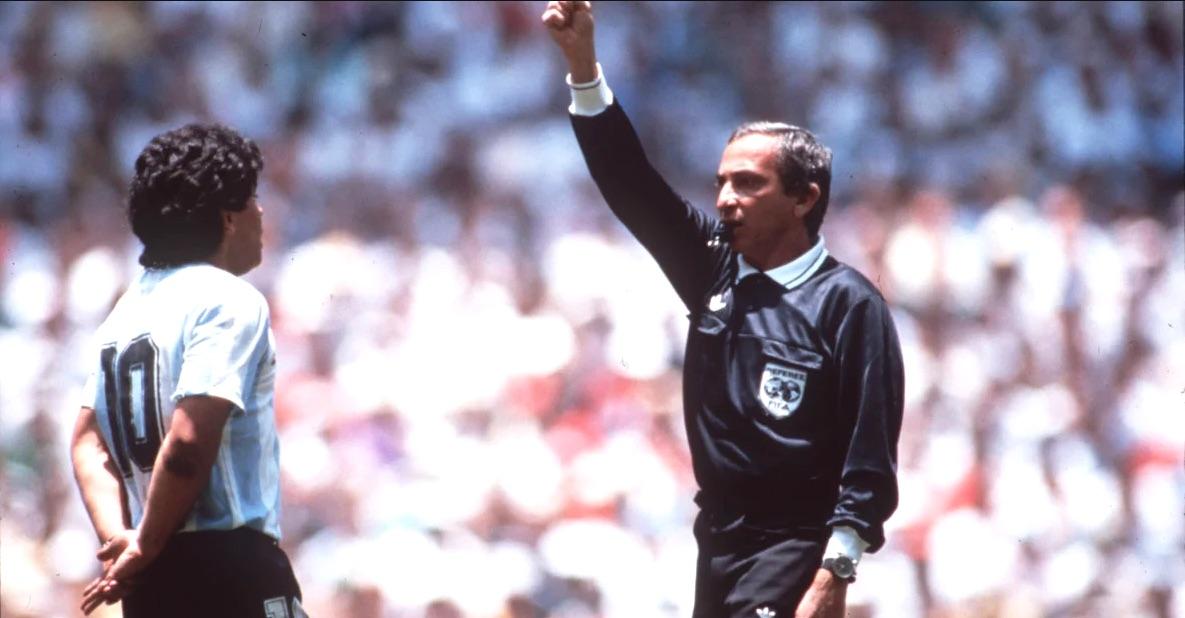 Romualdo Arppi Filho en plena actividad tarjeteando a Diego Armando Maradona.