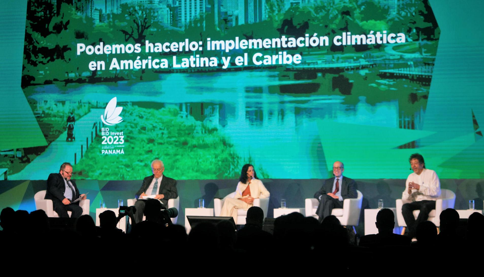 Varios panelistas en uno de los seminarios celebrados durante las reuniones del Banco Interamericano de Desarrollo (BID) este viernes en Ciudad de Panamá