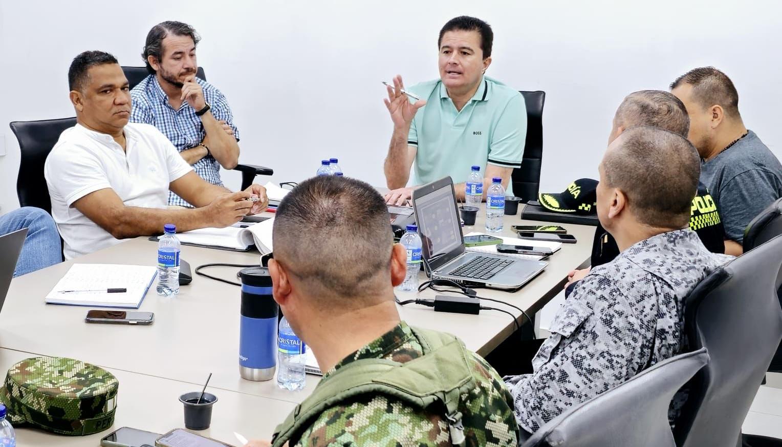 El alcalde Rodolfo Ucrós reunido con las autoridades militares y de Policía. 