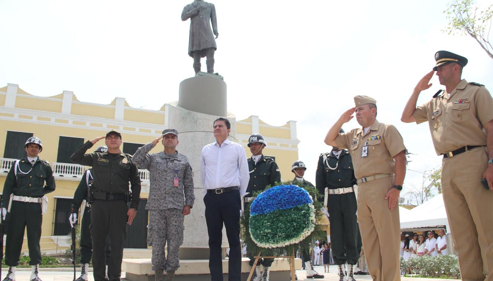 El alcalde de Soledad Rodolfo Ucrós rindiendo honores por los 209 años de Soledad. 